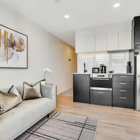 Inner City Apartment Near Skytower-Pool Gym Sauna